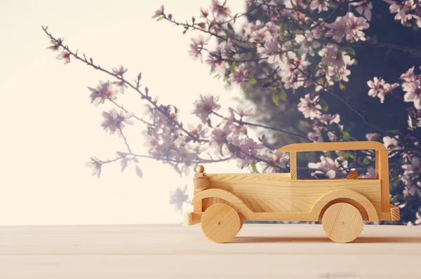 Vintage, drewniany Samochodzik na drewnianym stole. Nostalgia i prostotę koncepcji. — Zdjęcie stockowe