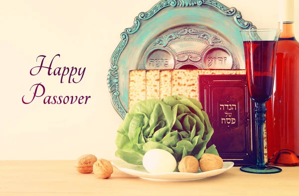 佩萨庆祝概念（耶酥逾越节） 。具有希伯来语文本的传统书籍：Passover Haggadah（逾越节故事）). — 图库照片