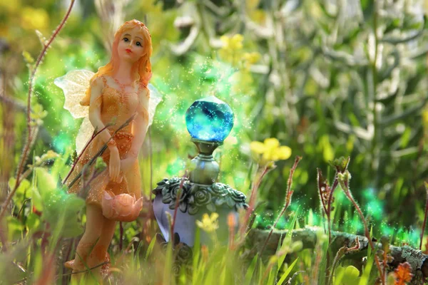 Зображення чарівної маленької феї в лісі . — стокове фото
