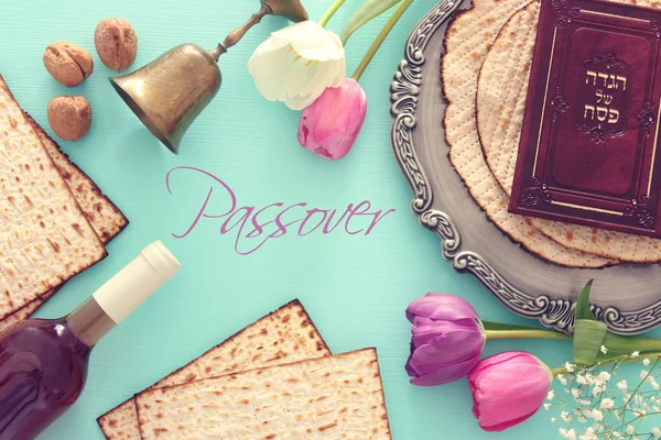 Pesah celebration concept (jewish Passover holiday). Traditional book with text in hebrew: Passover Haggadah (Passover Tale). — Stock Photo, Image