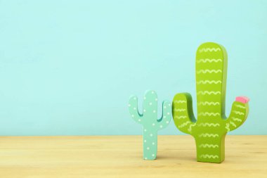 Renkli kaktüs infront dekorasyon ahşap mavi arka plan görüntü.