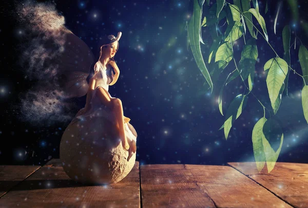 Wizerunek magiczne bajki little siedzi nad kamieniem. — Zdjęcie stockowe