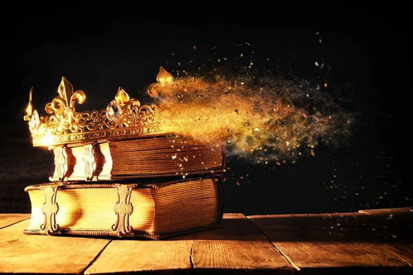 Llave baja de la corona de la reina / del rey en libros viejos. filtrado vintage. Fant. — Foto de Stock