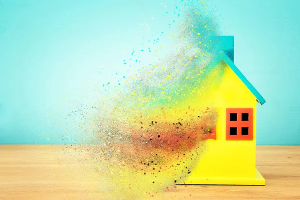 Görüntü ahşap renkli ev modeli. Emlak ve belirsizlik kavramı. — Stok fotoğraf