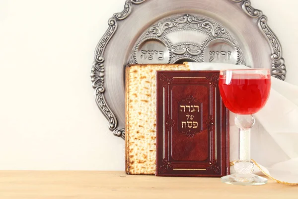 Koncepcja świętowania Pesah (żydowskie święto Paschy). Tradycyjna książka z tekstem w języku hebrajskim: Pascha Haggadah (Pascha Tale). — Zdjęcie stockowe