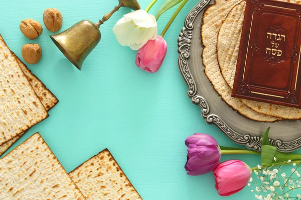 Conceito de celebração de Pesah (feriado judaico da Páscoa). Livro tradicional com texto em hebraico: Páscoa Haggadah (Passover Tale). — Fotografia de Stock