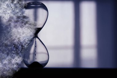 Kum saati zaman geçen ve pass away kavram olarak.