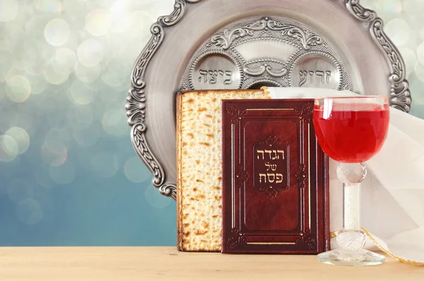 Pesah viering concept (joodse Pascha vakantie). Traditioneel boek met tekst in het Hebreeuws: Pascha Haggadah (Pascha Verhaal). — Stockfoto