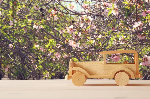 Vintage houten speelgoedauto over houten tafel. Nostalgie en eenvoud concept. — Stockfoto