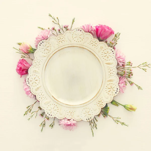 Vue du dessus de la plaque blanche vintage vide sur les fleurs du printemps. Pose plate . — Photo