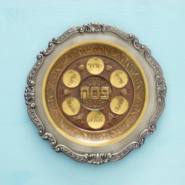 Pesah kutlama kavramı (Yahudi Fısıh Bayramı). İbranice metin çevirisi: Fısıh, horseradish, kereviz, yumurta, kemik, acı ot, charoset - meyve yapılan Yapıştır.
