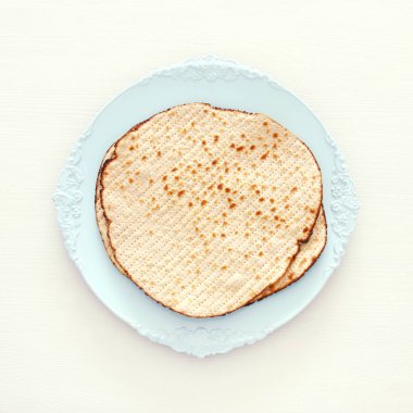 Fısıh arka plan üzerinde beyaz izole matzoh ile.