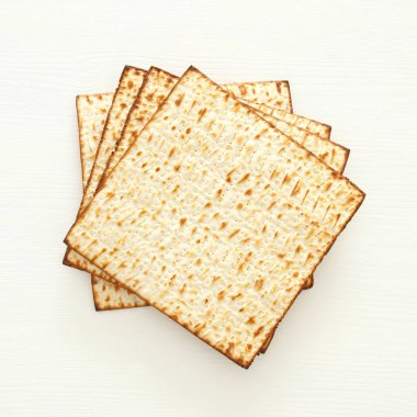 Fısıh arka plan üzerinde beyaz izole matzoh ile.