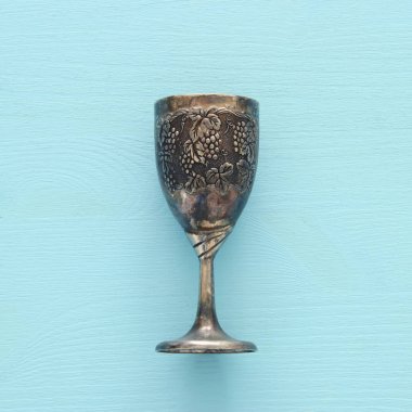 Üstten Görünüm görüntü şarap için Yahudi Şarap kadehi. Fısıh Bayramı tatil ve