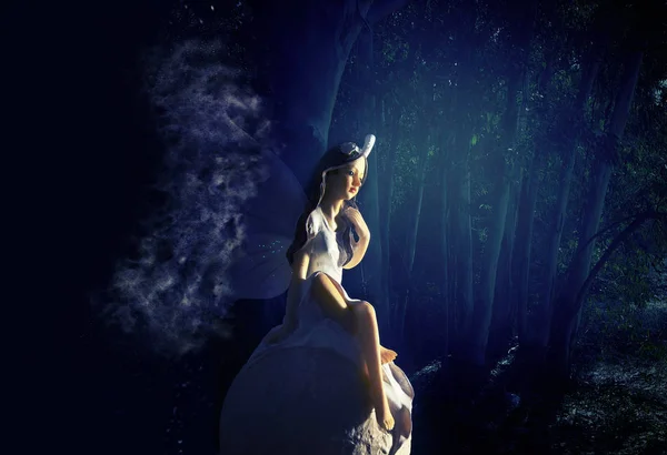 Imagen de la pequeña hada mágica en el bosque sentado sobre el sto — Foto de Stock