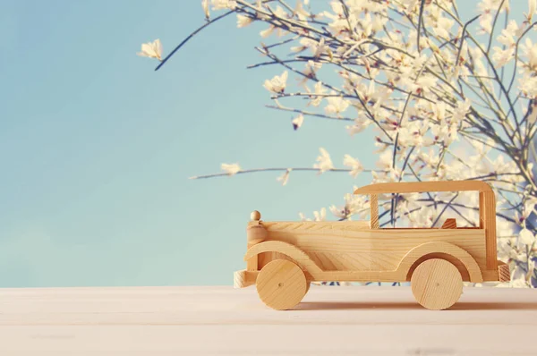 Oldtimer Spielzeugauto aus Holz über Holztisch. Konzept aus Nostalgie und Einfachheit. — Stockfoto