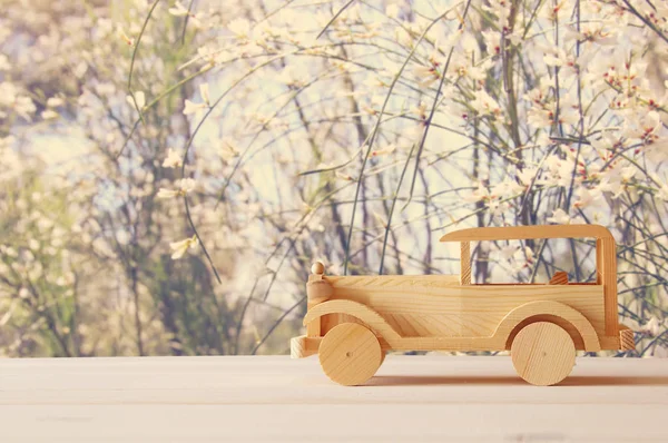 Vintage houten speelgoedauto over houten tafel. Nostalgie en eenvoud concept. — Stockfoto