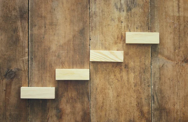 Ставим деревянные блоки как ступеньки над деревянным столом. бизнес и концепция роста . — стоковое фото