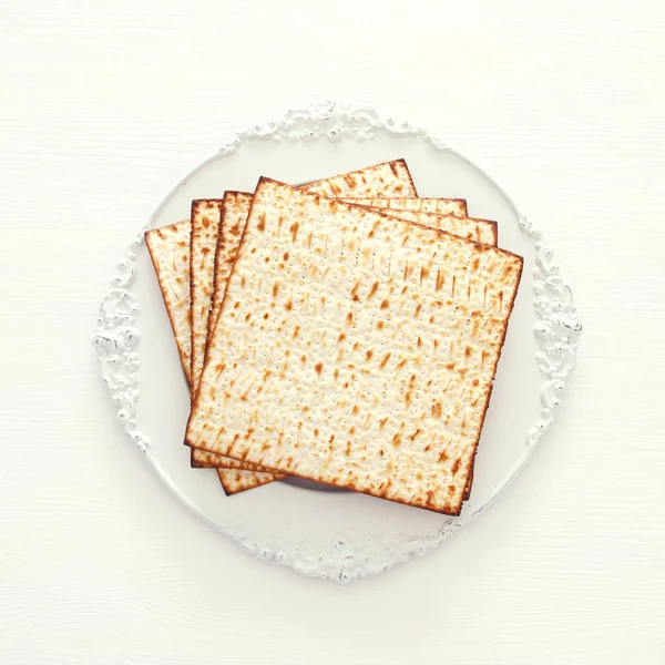 Pesach pozadí s matzoh izolované na bílém. — Stock fotografie