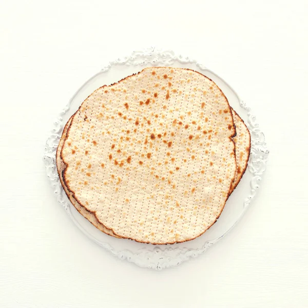 Fundal passover cu matzoh izolat pe alb . — Fotografie, imagine de stoc