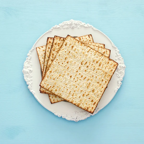 Fond de la Pâque avec matzoh sur fond de bois bleu clair — Photo