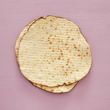 Fısıh arka plan ile matzoh hafif mor ahşap backgro üzerinde