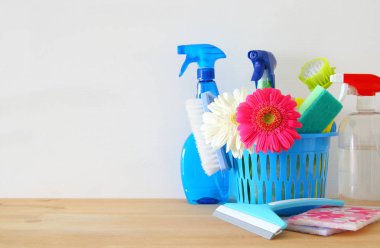 Bahar kavramı ahşap masa olarak erzakla temizliği.