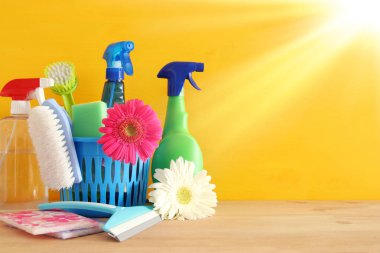 Bahar kavramı ahşap masa olarak erzakla temizliği.