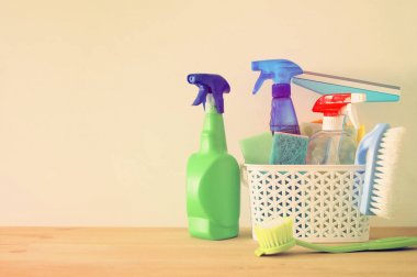 Bahar kavramı ahşap masa olarak erzakla temizliği.