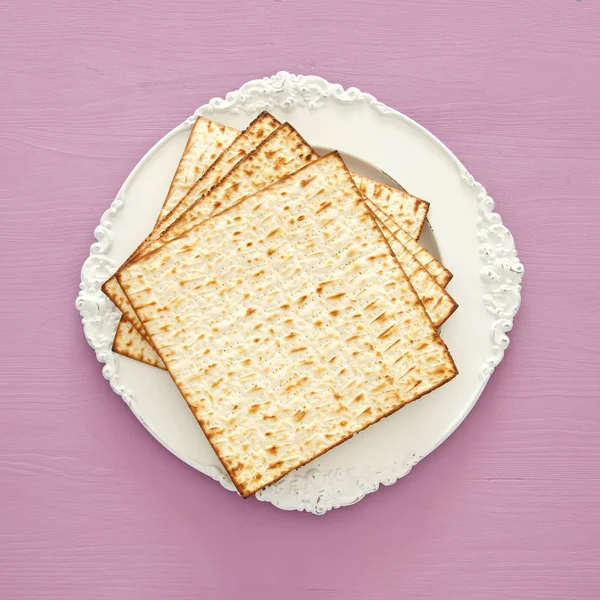 Pascha achtergrond met matzoh over licht paarse houten backgro — Stockfoto