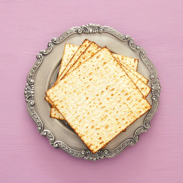 Fond de la Pâque avec matzoh sur fond de bois violet clair — Photo