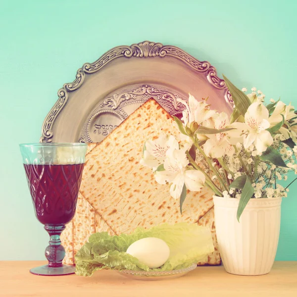 Pesah celebration concept (jewish Passover holiday). Translation for Hebrew Text: egg. — Stock Photo, Image