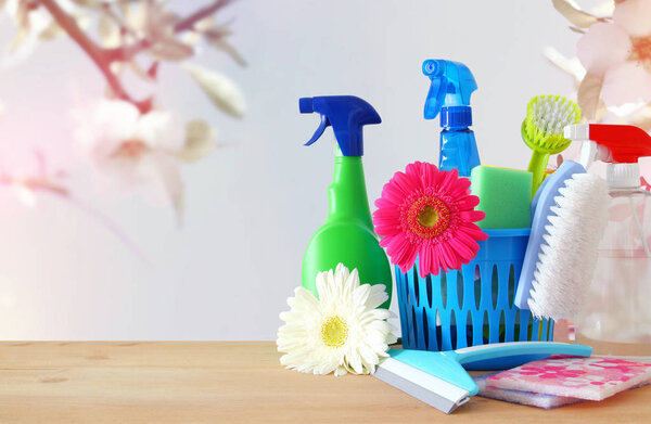 Концепция пружинной очистки с материалами на деревянном столе
.