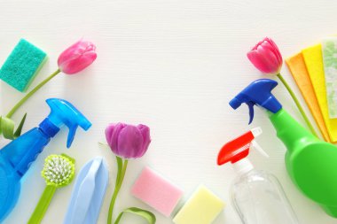 Bahar kavramı ahşap masa olarak erzakla temizliği.