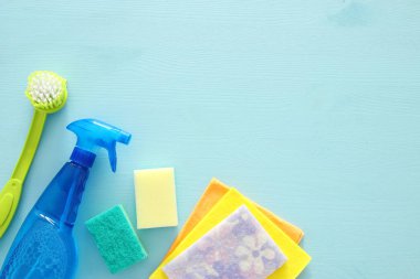 Bahar kavramı ahşap masa olarak erzakla temizliği.