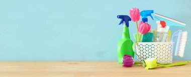 Bahar kavramı ahşap masa olarak erzakla temizliği.