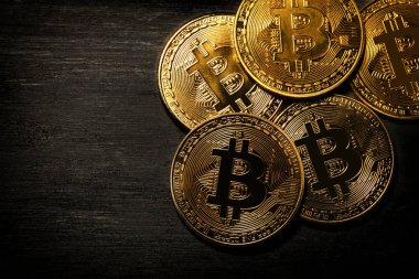 Siyah arka plan üzerinde altın Bitcoin. İş kavramı.