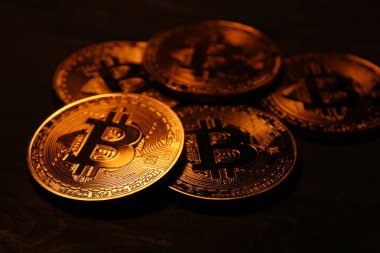 Siyah arka plan üzerinde altın Bitcoin. İş kavramı.