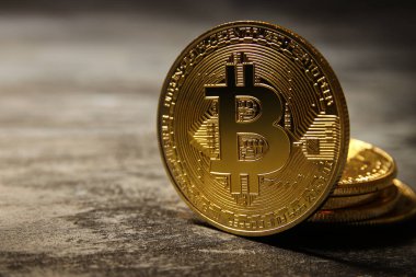 Siyah arka plan üzerinde altın Bitcoin. İş kavramı.