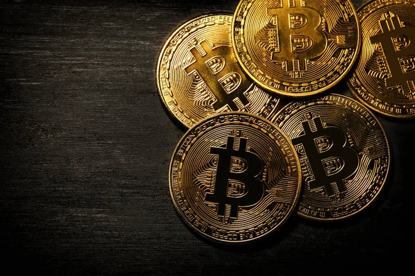 Bitcoin dorado sobre fondo negro. Concepto empresarial . — Foto de Stock