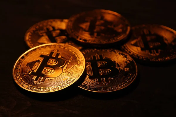 Bitcoin dorado sobre fondo negro. Concepto empresarial . — Foto de Stock