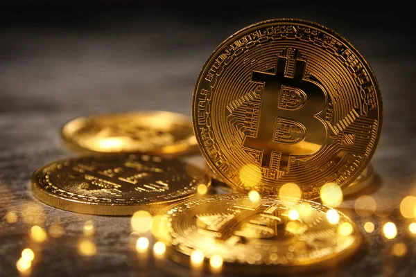 Bitcoin de aur pe fundal negru. Conceptul de afaceri . — Fotografie, imagine de stoc
