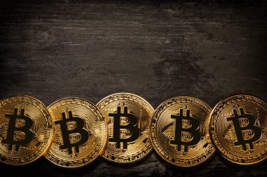 Siyah arka plan üzerinde altın Bitcoin. İş kavramı.