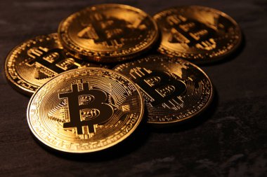 Siyah arka plan üzerinde altın Bitcoin. İş kavramı.