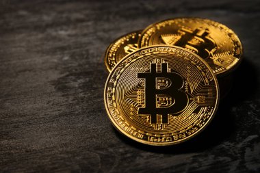 Siyah arka plan üzerinde altın Bitcoin. İş kavramı.