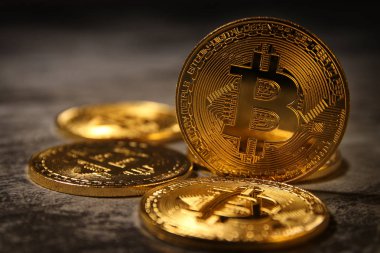 Siyah arka plan üzerinde altın Bitcoin. İş kavramı.