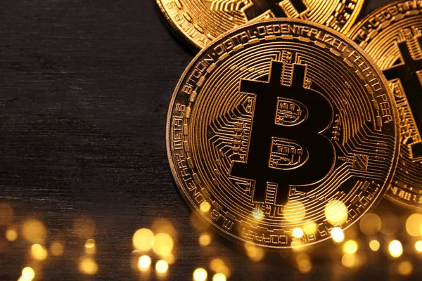 Bitcoin dorado sobre fondo negro. Concepto empresarial . — Foto de Stock