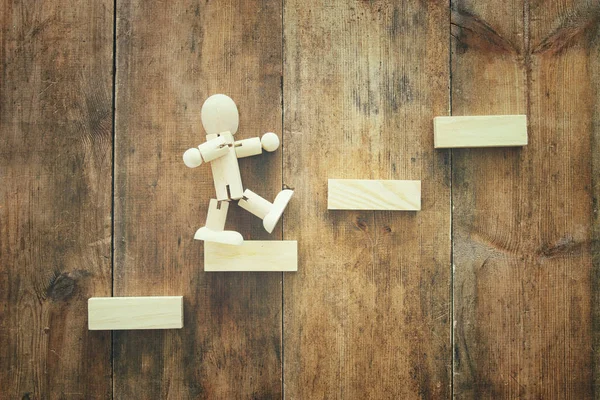 Bloque de madera aranging apilamiento como escaleras de paso sobre mesa de madera. concepto de negocio y crecimiento — Foto de Stock