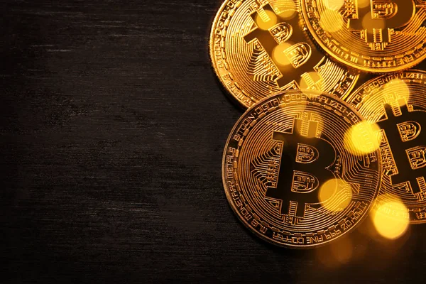 Bitcoin dorado sobre fondo negro. Concepto empresarial . — Foto de Stock