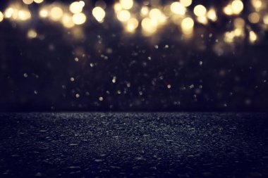 karanlık konsantresi veya koyu siyah parlak arka plan asfalt zemin.